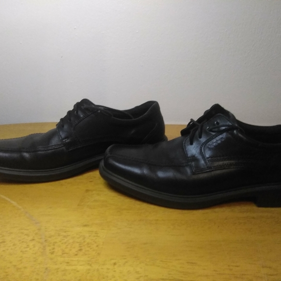 Ecco black leather casual dress shoes